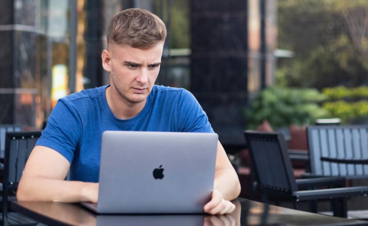 Teammeeting mit Analysten bei der Diskussion von Marktdaten