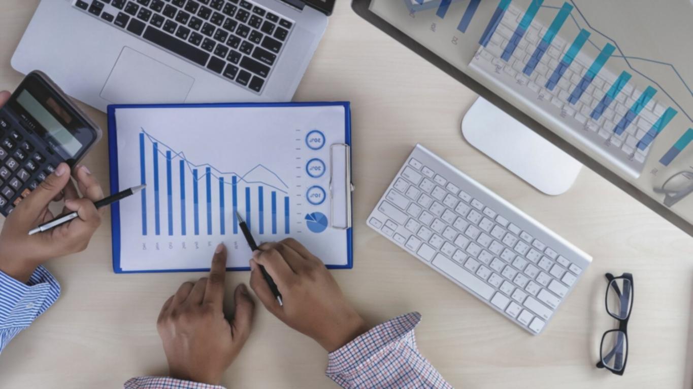 Analytischer Arbeitsplatz mit Finanzberichten und Datenvisualisierung